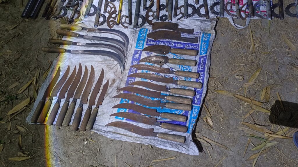 ‎বাগমারা থেকে ৫৬টি দেশীয় অস্ত্র উদ্ধার: নেপথ্যে কি সংসদ নির্বাচন ভণ্ডুলের পরিকল্পনা?