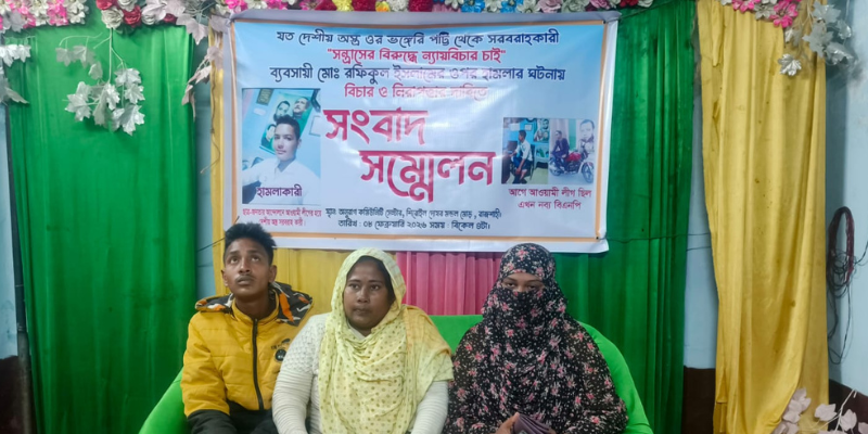 ভদ্রায় মরণপণ তাণ্ডব: রড-হাতুড়ির আঘাতে ব্যবসায়ীকে পিষে ফেলার চেষ্টা, বিচারের দাবিতে ফুঁসছে জনতা।