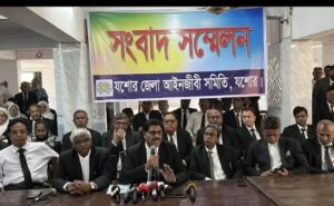 যশোরে বার-বেঞ্জ মুখোমুখি, আইনমন্ত্রীর হস্তক্ষেপ চেয়ে আইনজীবী সমিতির সংবাদ সম্মেলন