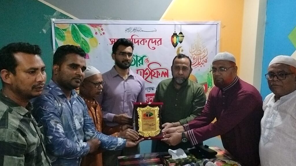 চারঘাটে সাংবাদিকদের মিলনমেলা: ইফতার মাহফিল ও দুই সাংবাদিককে সম্মাননা