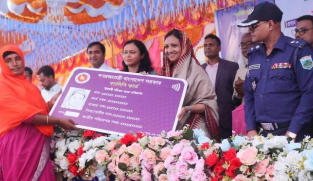 নাটোর থেকে শুরু হলো ফ্যামিলি কার্ড বিতরণ: স্বাবলম্বী হবে নারী, সমৃদ্ধ হবে অর্থনীতি