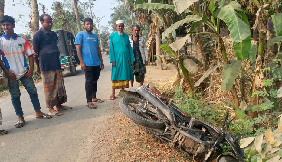 দুর্গাপুরে ভিজিএফ কার্ড নিয়ে বিরোধ: ইউপি চেয়ারম্যানকে মারধর, মোটরসাইকেল পুকুরে