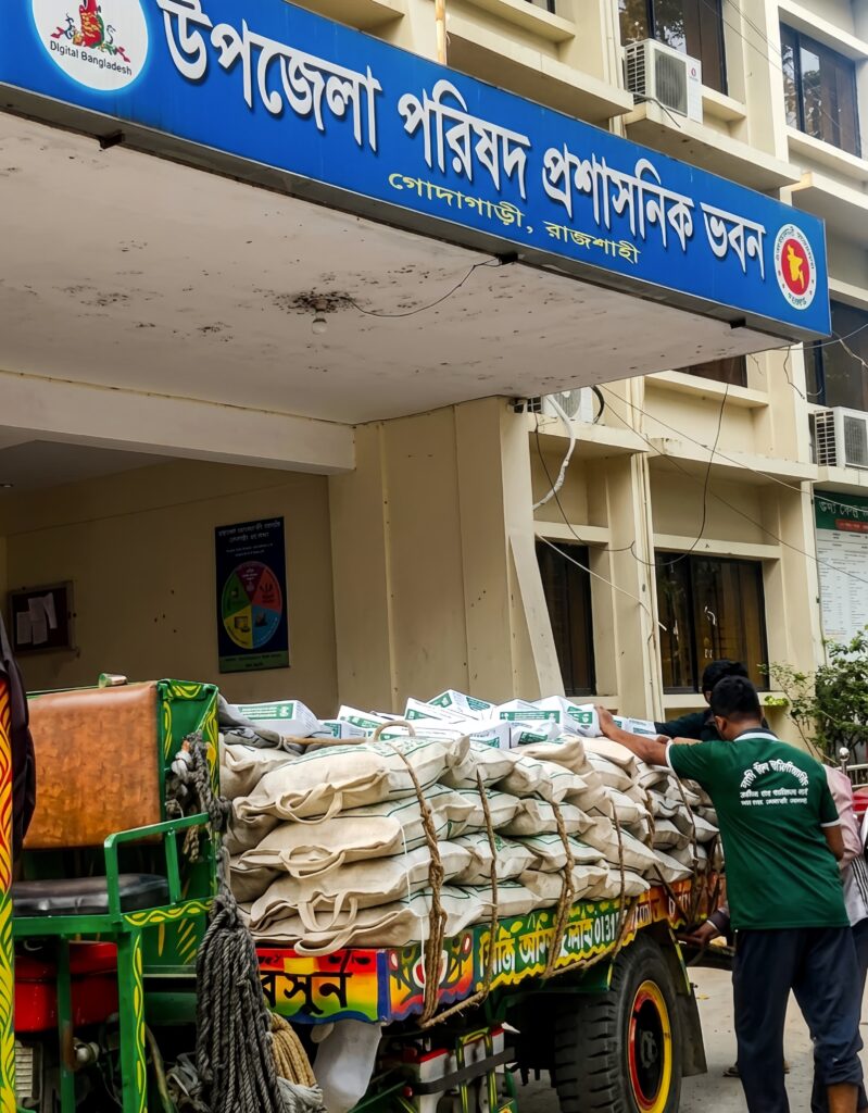 গোদাগাড়ীতে পৌঁছেছে খেজুর ও ত্রাণ সামগ্রী নতুন সমীকরণের ইঙ্গিত ঘিরে জনমনে চাঞ্চল্য